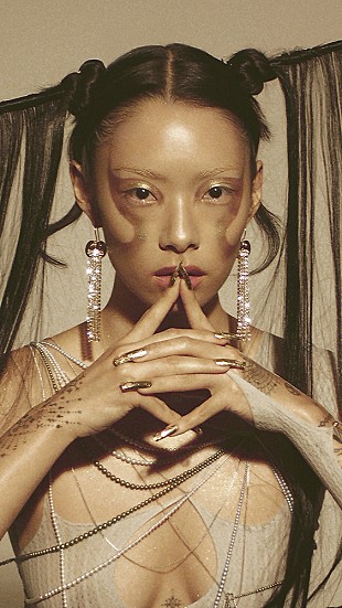 「リナ・サワヤマ、1stアルバム『SAWAYAMA』の来日記念盤発売へ」