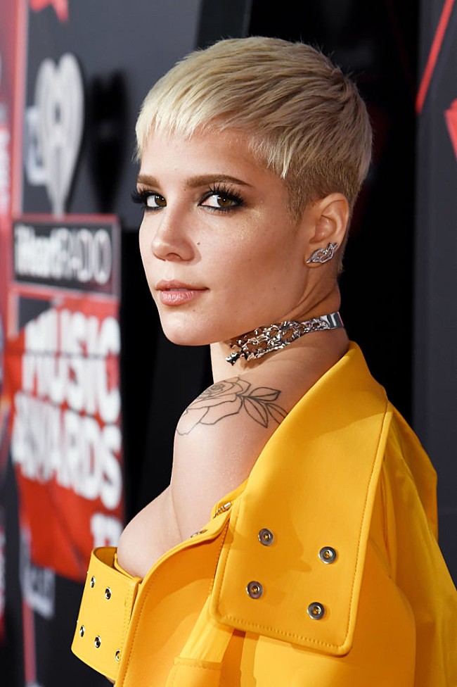 「ホールジー、そっくりと話題のミリー・ボビー・ブラウンに伝記映画で主演を務めてほしいとラブコール」1枚目/1