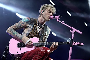 「マシン・ガン・ケリー、Huluドキュメンタリー『Machine Gun Kelly’s Life in Pink』の予告編公開」