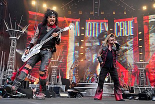 「モトリー・クルー、最新ツアー初日にマシン・ガン・ケリーと「The Dirt (Est. 1981)」をライブ初披露」