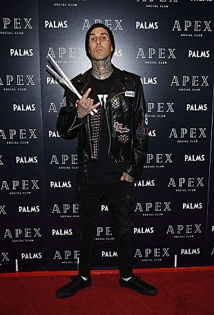 「ブリンク182のトラヴィス・バーカー、米LAの病院へ搬送と報道」