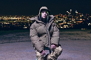 「ビリー・アイリッシュ、初コンサートから【グラストンベリー】のヘッドライナーまで自身のキャリアを振り返る」