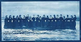 「櫻坂46、メンバー21人が横一列に並んだ最新アーティスト写真公開」