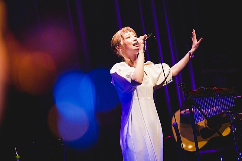 ＜ライブレポート＞moumoon、アコースティック編成で響かせた明るくさわやかなアンサンブル