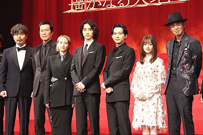 「吉沢亮、大先輩たちにひざまずかれ「せりふを言うとき声が震えた」　山崎賢人「水分補給をして、『キングダム』で盛り上がって」」1枚目/1