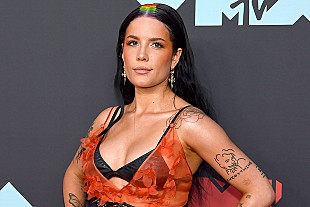 「ホールジー、過去に中絶したことで命を救われた体験を明かす」