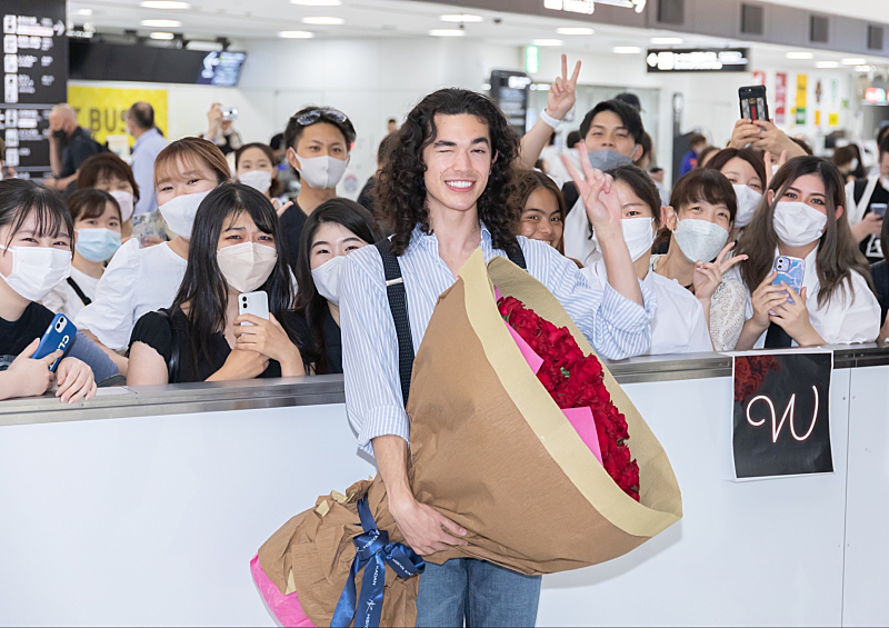 プロモ来日したコナン・グレイ「日本に戻ってこれて、そしてみんなが暖かく迎えてくれて幸せ」 