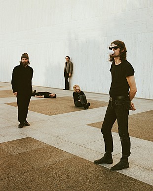 「ザ・ブラック・エンジェルズ、新曲「Firefly」で60年代フレンチ・ポップスをオマージュ」