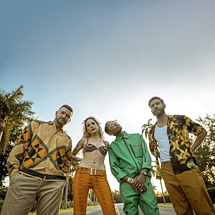 「カルヴィン・ハリス、ジャスティン・ティンバーレイク／ホールジー／ファレル参加の「ステイ・ウィズ・ミー」MV公開」