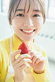 守屋麗奈「守屋麗奈（櫻坂46）1st写真集、封入用ポストカードはキュートなイチゴショット」1枚目/5