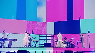 「Mrs. GREEN APPLE、“フェーズ2”始動後初ライブより「ブルーアンビエンス（feat. asmi）」映像公開」