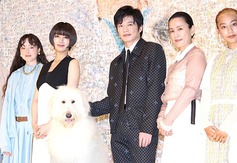 「田中圭「雨宿りのシ-ンなんてズキュンです」 天才俳優犬ベックの“一人芝居”に脱帽」1枚目/1