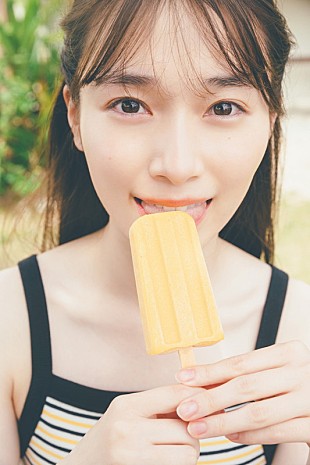 「守屋麗奈（櫻坂46）1st写真集、封入用ポストカード2種類目は“アイスキャンディをペロり”」