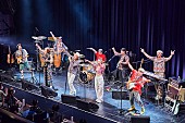 ＦＬＹＩＮＧ　ＫＩＤＳ「＜ライブレポート＞FLYING KIDS、唯一無二の“踊れる還暦祝い”公演【第1回　チキチキ還暦だヨ！全員集合！】終幕」1枚目/12