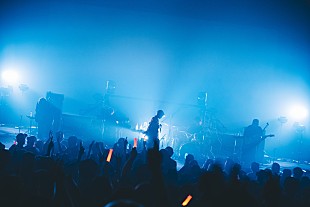 「「1人で始めたけど、今は1人じゃない」初の有観客ライブでsyudouが見せた生々しい迫力とピュアな喜び」