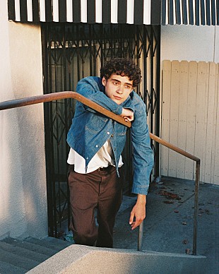 「ジョシュア・バセット、ほろ苦い失恋ソング「スモーク・スロウ」のMV公開」