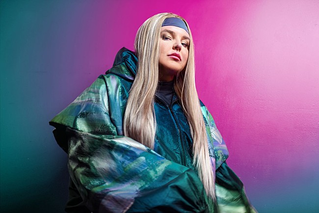 「トーンズ・アンド・アイ、ディスコ調のファンキーな新曲「チャーリー」解禁」1枚目/1