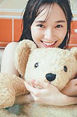 守屋麗奈「守屋麗奈（櫻坂46）1st写真集、封入用ポストカード5種類目は“クマちゃんとのお風呂”」1枚目/5