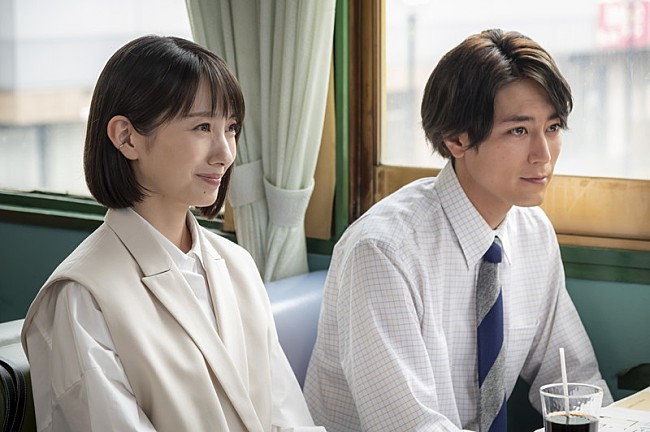 ヨルシカ「ドラマ『魔法のリノベ』8/22放送６話場面画像
（C）カンテレ」5枚目/5