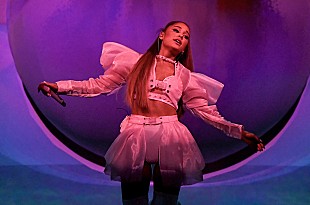 「アリアナ・グランデ、グリンダ役を演じる映画版『ウィキッド』に関連する投稿を行う」