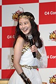 「今田美桜、真っ白な女神風衣装で登場　“放置された経験”は「会話。瞬時に追い付けない」」1枚目/1