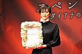 「米倉涼子「いろんな意味で重いです」　総額１億円のジュエリ－を身に着けて登場」1枚目/1