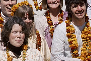 「ザ・ビートルズ“ホワイト･アルバム”秘話(1)：ジョンの名曲で歌われたアシュラムの今を伝える映像を独占解禁＜『ミーティング・ザ・ビートルズ・イン・インド』より＞」