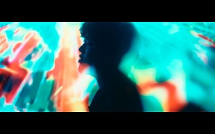 「秦 基博、過去に囚われている主人公を演じた新曲「残影」MV公開」