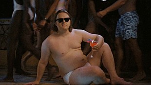 「ルイス・キャパルディ、新曲MVでワム！「クラブ・トロピカーナ」のMVを完全再現」