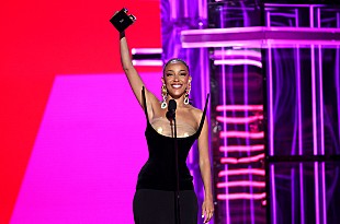 「ドージャ・キャット、次のアルバムは90年代のジャーマン・レイブにインスパイアされていると語る」