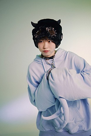 「汐れいら、新曲「踏み切りにピアス」を配信リリース」