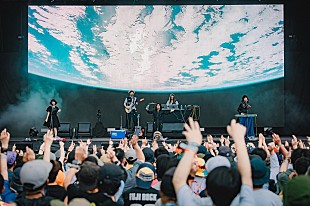 「SUPERORGANISM、フジロック'22のライヴ映像「Flying」が公開＆全国5都市のジャパン・ツアー開催も」