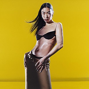 「リナ・サワヤマ、BBC『Live Lounge』でビリー・アイリッシュをカバー」