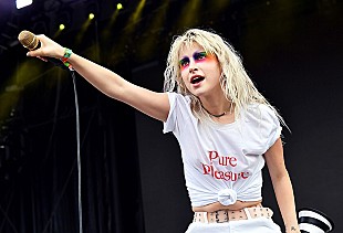 「パラモア、バンドとして5年ぶりのニューSG「ディス・イズ・ホワイ」をリリース」