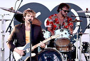 「5SOSのルーク・ヘミングス、フー・ファイターズのデイヴ・グロールと故テイラー・ホーキンスへの想いを語る」