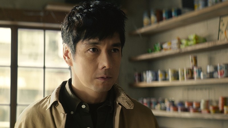 「“スパイ”西島秀俊、大胆不敵な潜入調査を敢行 自ら正体を明かすも、動じない白戸家に焦り顔」1枚目/1