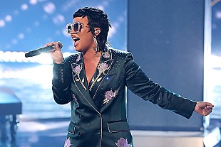 「デミ・ロヴァート、米LAのコンサートでアシュリー・シンプソンと「ラ・ラ」を披露」