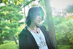 「SUGIZO、11/23にソロデビュー25周年を記念したベスト盤『THE COMPLETE SINGLE COLLECTION』リリース」