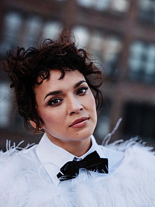 「ノラ・ジョーンズ、クリスマスの定番曲「ハヴ・ユアセルフ・ア・メリー・リトル・クリスマス」を配信」