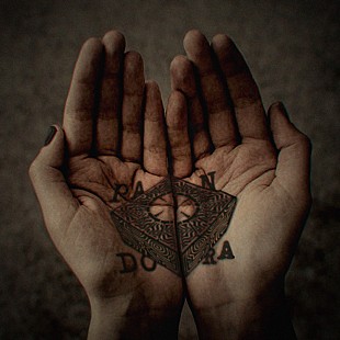 「HYDE、配信シングル「PANDORA」ジャケット写真を公開」