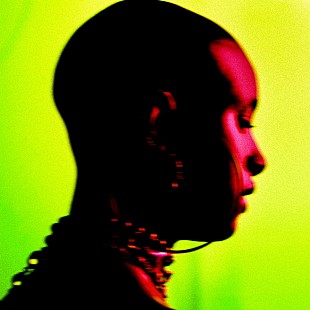 「ウィロー、パリス・ジャクソン出演の「ユー・アー・ア・ストレンジャー」MV公開」