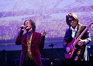 「B’z、『FRIENDS』シリーズの世界観再現したコンセプト・ライブを全曲映像化　12/14発売」
