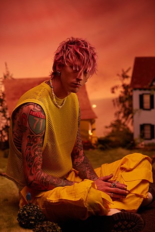 「マシン・ガン・ケリーのスーパースターぶりを堪能、「9 Lives」のMV公開」