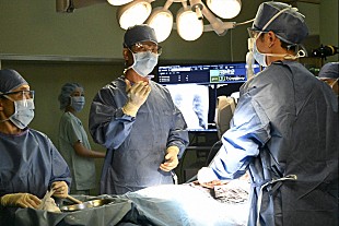 「「祈りのカルテ」“諏訪野”玉森裕太の「奮闘ぶりがいい。笑顔になれる」　“冴木”椎名桔平の外科医役に「かっこいい」」