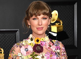 「テイラー・スウィフト、ボン・イヴェールとコラボ曲「exile」を初パフォーマンス」