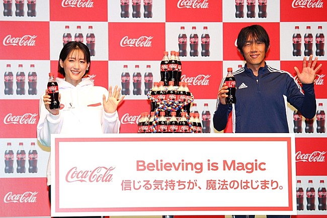 「綾瀬はるか、中村俊輔と“キックタ－ゲット”に挑戦　中村「プレ－は百点満点。本番に強い」と綾瀬を褒める」1枚目/1