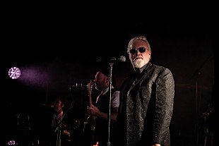 「クイーンのロジャー・テイラー、ソロ・ライブ盤発売決定　ブライアン・メイが2曲にゲスト参加」