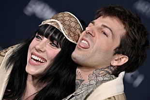 「ビリー・アイリッシュ、ジェシー・ラザフォードとレッド・カーペット・デビュー」