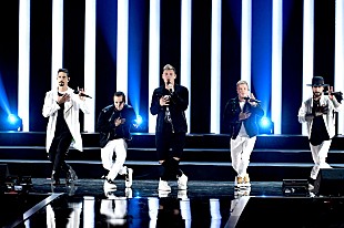 「バックストリート・ボーイズ、故アーロン・カーターをロンドン公演で追悼」