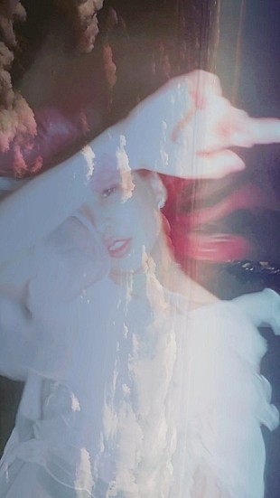 「大森靖子、ワンテイクで撮影された「TOBUTORI」縦型MV公開」